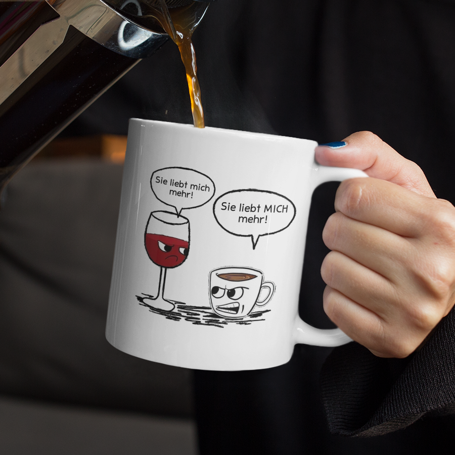SIE LIEBT MICH MEHR - Premium Tasse - Weinspirits